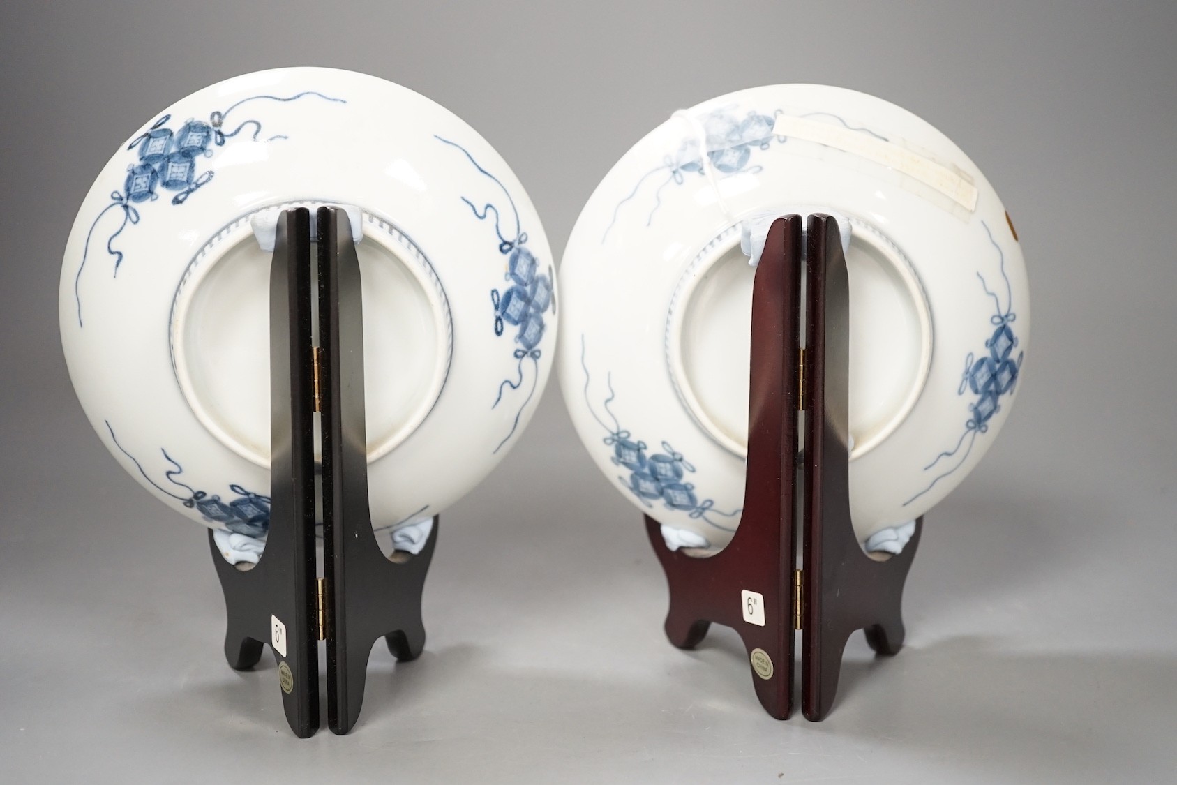 A pair of Japanese Nabeshima blue and white dishes, Edo period - 16cm diameter
